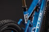 Blaues Mountainbike mit Dämpfer und CUBE-Aufschrift.