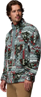Ein Mann in einer Winterjacke mit Ethno-Muster und Brusttasche. Ein Mann in einer Winterjacke mit Ethno-Muster und Brusttasche.