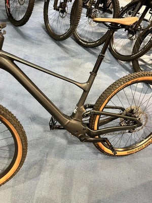 Schwarzes Mountainbike mit braunen Reifen und Federung. Schwarzes Mountainbike mit braunen Reifen und Federung.