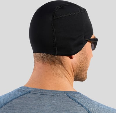 Mann in schwarzer Mütze und blauem Shirt mit Brille am Ohr. Mann in schwarzer Mütze und blauem Shirt mit Brille am Ohr.