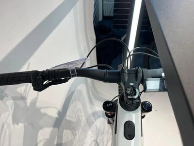 Blick auf den Lenker eines Mountain-Elektrofahrrads mit Display und Bedienelementen. Blick auf den Lenker eines Mountain-Elektrofahrrads mit Display und Bedienelementen.