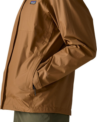 Detail einer Jacke mit Tasche und Patagonia-Logo am Ärmel. Detail einer Jacke mit Tasche und Patagonia-Logo am Ärmel.