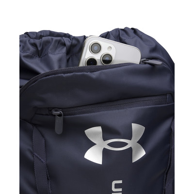 Kék táska Under Armour logóval és kiálló telefonnal. Kék táska Under Armour logóval és kiálló telefonnal.