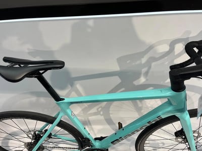 Ein türkisfarbenes Bianchi Rennrad mit schwarzem Sattel und Lenker. Ein türkisfarbenes Bianchi Rennrad mit schwarzem Sattel und Lenker.