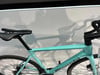 Ein türkisfarbenes Bianchi Rennrad mit schwarzem Sattel und Lenker.