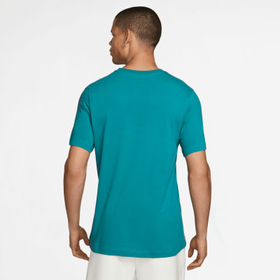 Rückansicht eines Mannes in einem türkisfarbenen T-Shirt und weißen Shorts. Rückansicht eines Mannes in einem türkisfarbenen T-Shirt und weißen Shorts.