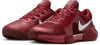 Ein Paar dunkelrote Nike Tennisschuhe mit weißem Logo und Textur.