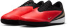 Schwarze und rote Nike-Schuhe mit einem geschwindigkeitsinspirierten Design und goldenen Akzenten.
