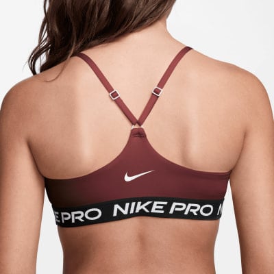 Rückansicht eines dunkelroten Nike Pro Sport-BHs für Damen. Rückansicht eines dunkelroten Nike Pro Sport-BHs für Damen.