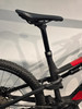 Detail eines Mountainbikes mit versenkbarer Sattelstütze und Federung.
