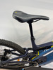 Detail eines Mountain-E-Bikes mit Federung, Antrieb und Sattel.