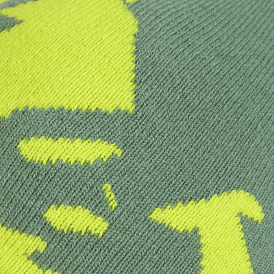 Grüner Strickstoff mit gelbem Camouflage-Muster.