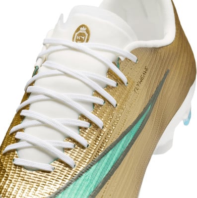 Zlaté futbalové kopačky s bielymi šnúrkami a zeleným logom Nike.