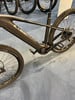 Ein schwarzes CUBE Mountain-E-Bike mit Federung und breiten Reifen.