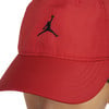 Eine rote Kappe mit dem schwarzen Jordan Jumpman-Logo.