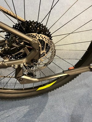 Detail des Hinterrads eines Mountainbikes mit Kassette und Scheibenbremse. Detail des Hinterrads eines Mountainbikes mit Kassette und Scheibenbremse.