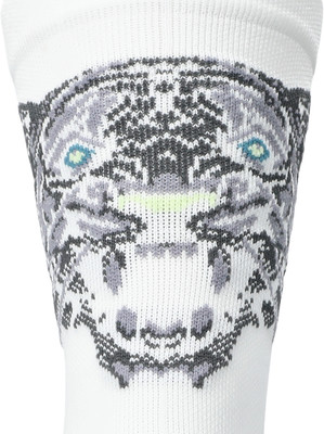 Eine weiße Socke mit einem grauen Tigergesicht und blauen Augen. Eine weiße Socke mit einem grauen Tigergesicht und blauen Augen.