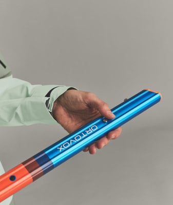 Eine Hand hält einen blauen Stab mit orangefarbenem Ende und der Aufschrift ORTOVOX. Eine Hand hält einen blauen Stab mit orangefarbenem Ende und der Aufschrift ORTOVOX.