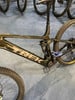 Detail eines Trek Mountainbike-Elektrofahrrads mit Federung und breiten Reifen.