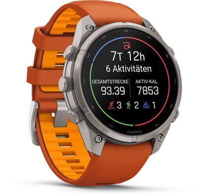 Eine Garmin-Uhr mit orangefarbenem Armband zeigt Aktivität und zurückgelegte Distanz an. Eine Garmin-Uhr mit orangefarbenem Armband zeigt Aktivität und zurückgelegte Distanz an.