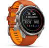 Eine Garmin-Uhr mit orangefarbenem Armband zeigt Aktivität und zurückgelegte Distanz an.