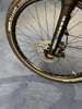 Vorderreifen eines Mountainbikes mit einer Felge aus Legierung und einer Scheibenbremse.