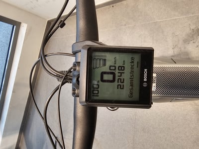 Das Bosch E-Bike-Display zeigt 0 km/h und 2248 km Gesamtkilometerstand.