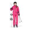 Eine Frau in pinker Skikleidung hält Skier und Stöcke.