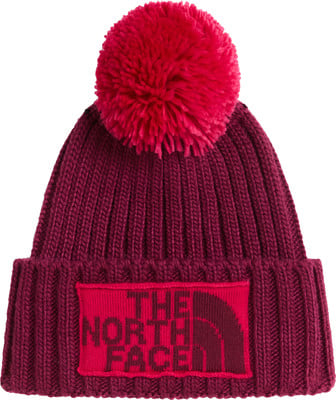 Eine rote Strickmütze mit Bommel und The North Face Logo. Eine rote Strickmütze mit Bommel und The North Face Logo.