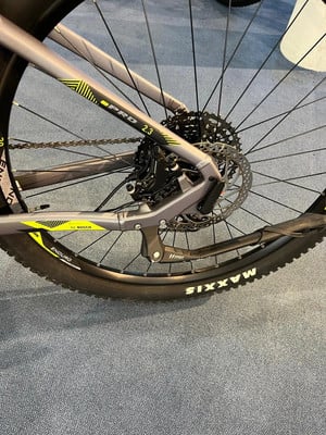 Hinterrad eines Mountainbikes mit Schaltung und Scheibenbremse. Hinterrad eines Mountainbikes mit Schaltung und Scheibenbremse.