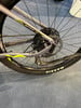 Hinterrad eines Mountainbikes mit Schaltung und Scheibenbremse.