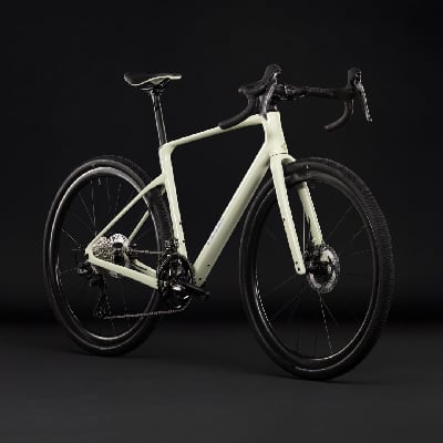 Ein hellgrünes Gravelbike mit schwarzen Rädern und Lenker. Ein hellgrünes Gravelbike mit schwarzen Rädern und Lenker.