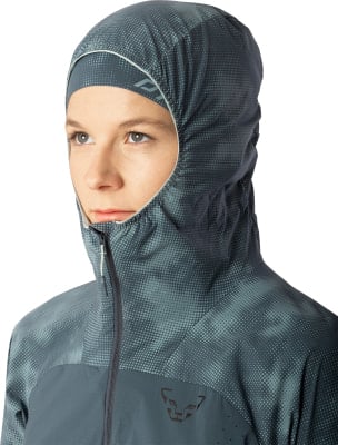 Frau mit Kapuze und gemusterter Jacke, Nahaufnahme des Gesichts. Frau mit Kapuze und gemusterter Jacke, Nahaufnahme des Gesichts.