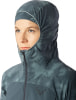 Frau mit Kapuze und gemusterter Jacke, Nahaufnahme des Gesichts.