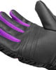 Detail eines Handschuhs mit schwarzem Leder und lila Streifen.