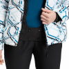 Detail einer Damen-Winterjacke mit geometrischem Muster und schwarzer Hose.