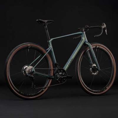 Modernes Gravelbike mit futuristischem Design und farbigem Rahmen. Modernes Gravelbike mit futuristischem Design und farbigem Rahmen.