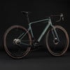 Modernes Gravelbike mit futuristischem Design und farbigem Rahmen.