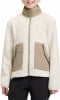 Mädchen in cremefarbener Fleecejacke mit Reißverschluss und beigen Taschen.