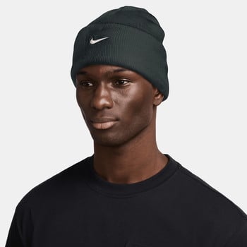 Mann in dunkelgrüner Nike-Mütze mit weißem Logo und schwarzem T-Shirt.