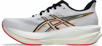 Weiße Laufschuhe mit schwarzen und orangen Streifen und roter Sohle. Weiße Laufschuhe mit schwarzen und orangen Streifen und roter Sohle.