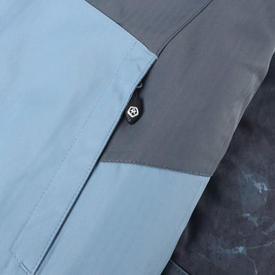 Detail eines Reißverschlusszippers mit Logo auf farblich abgesetztem Jackenstoff. Detail eines Reißverschlusszippers mit Logo auf farblich abgesetztem Jackenstoff.
