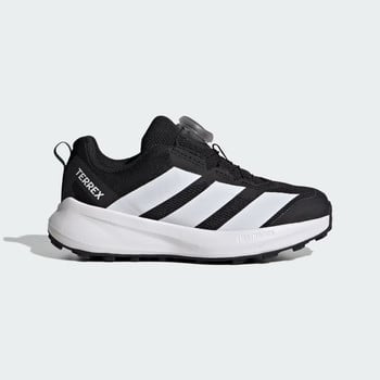 Černá dětská běžecká obuv Adidas Terrex s bílými pruhy a BOA systémem.