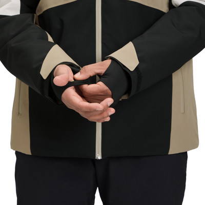 Ein Mann passt den Ärmel einer Jacke mit Daumenloch an.