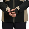 Ein Mann passt den Ärmel einer Jacke mit Daumenloch an.
