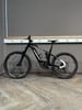 Ein schwarzes Haibike Mountain-E-Bike steht auf einem Holzboden.