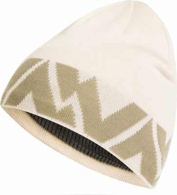 Weiße Strickmütze mit grünem Bergmuster. Weiße Strickmütze mit grünem Bergmuster.
