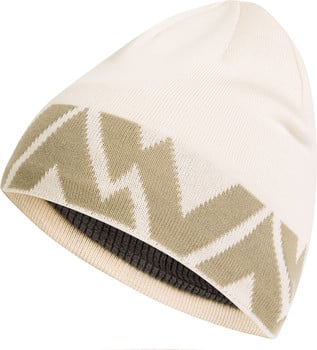 Weiße Strickmütze mit grünem Bergmuster.