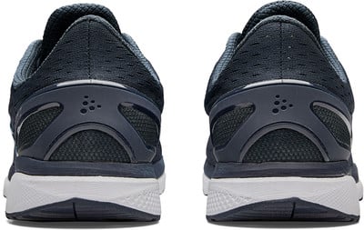 Rückansicht von dunkelblauen Laufschuhen mit weißer Sohle. Rückansicht von dunkelblauen Laufschuhen mit weißer Sohle.