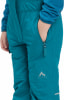 Kind im blauen Winteroverall mit Reißverschlusstasche und McKinley-Logo.